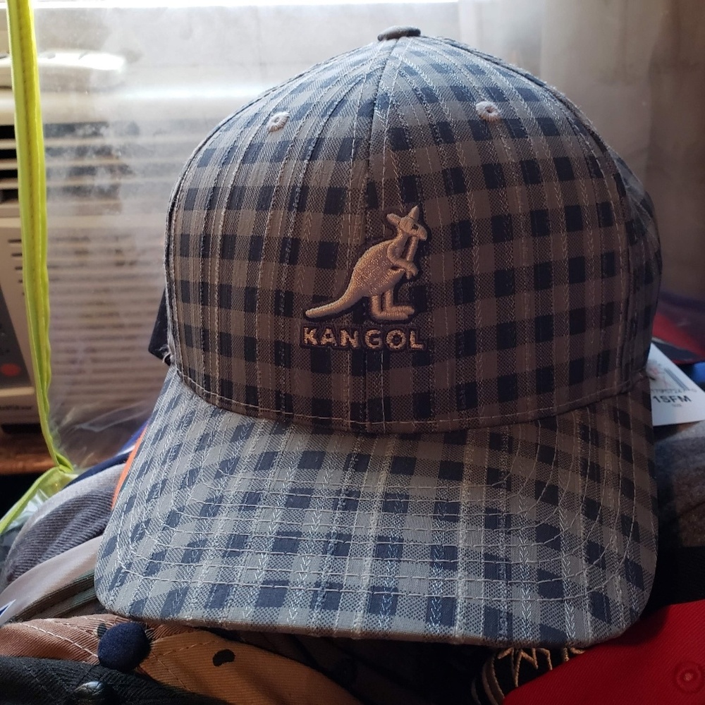 MULTIPLE SNAPBACKS HATS - Picture 2 of 8